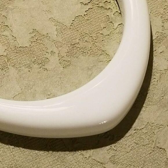 Retro 80s Lucite Triangle White Bangle Bracelet - Picture 6 of 6